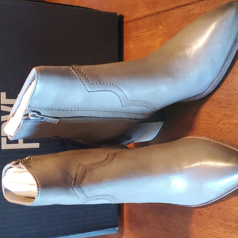 NWB Frye Flynn leather inside zip heeled short boot. Grey Size 6 1/2